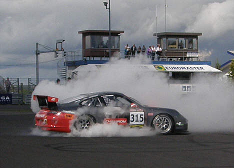 Sejrene fejrede Claus Christensen ved at brænde bagdækkene lidt af på Porsche raceren.